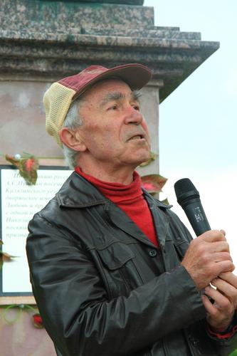 21 июня 2013 года на 75-ом году жизни ушёл из жизни замечательный творческий человек, поэт, певец Калязинского края — Комлев Алексей Дмитриевич